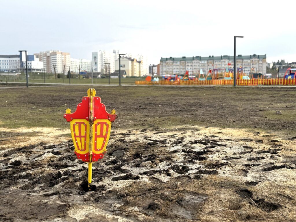 860 тысяч впустую? Новый сквер в Смолевичах превратили в зону вандализма