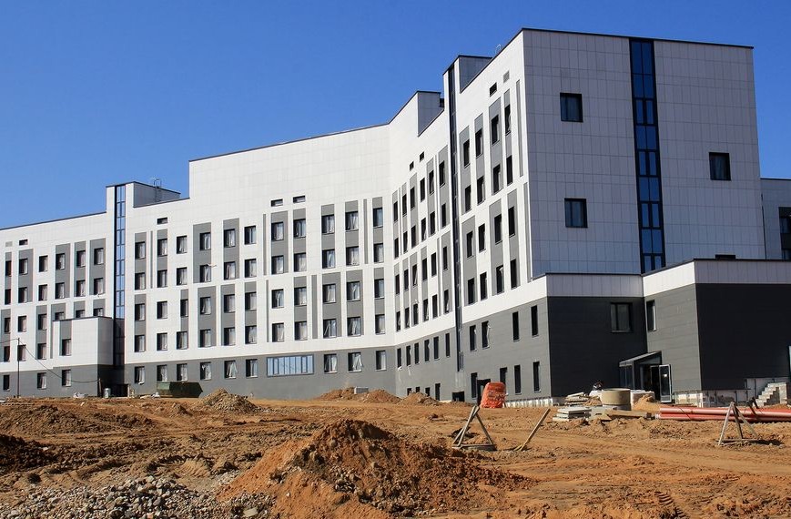 Посмотрели на строительство поликлиники в Заславле – когда откроется и где будет остановка