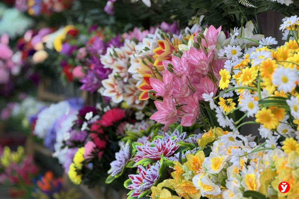 Белорусов попросили не нести искусственные цветы на Радуницу