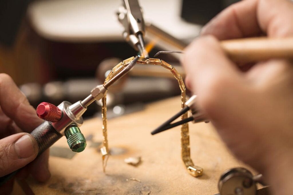 В Минске раскрыли деятельность группы по производству украшений с запрещенной символикой