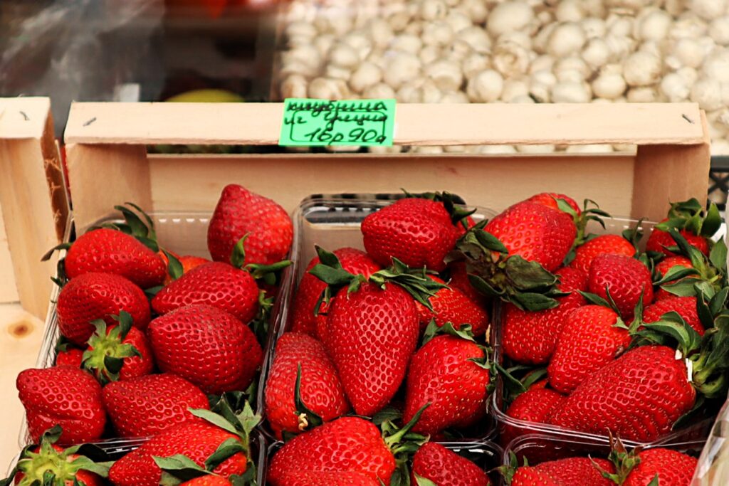 Узнали, когда подешевеет клубника и почем в этом сезоне будут продавать белорусскую