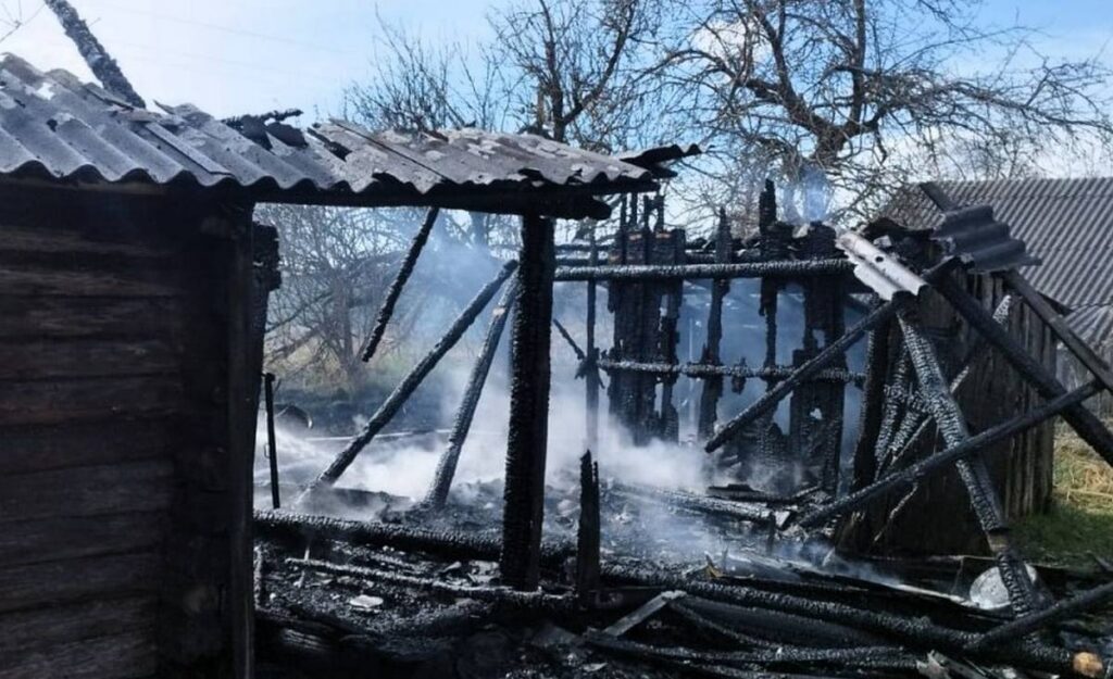 В агрогородке Вилейского района горели баня и сарай