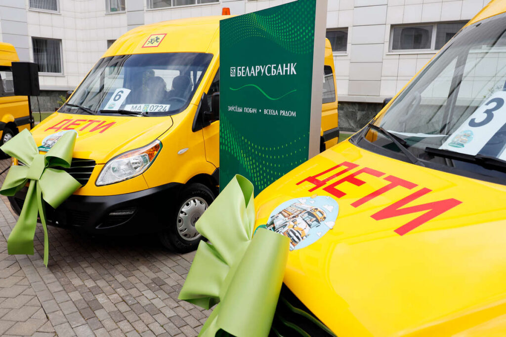 Беларусбанк подарил средней школе в Борисовском районе новый автобус для подвоза детей в школу