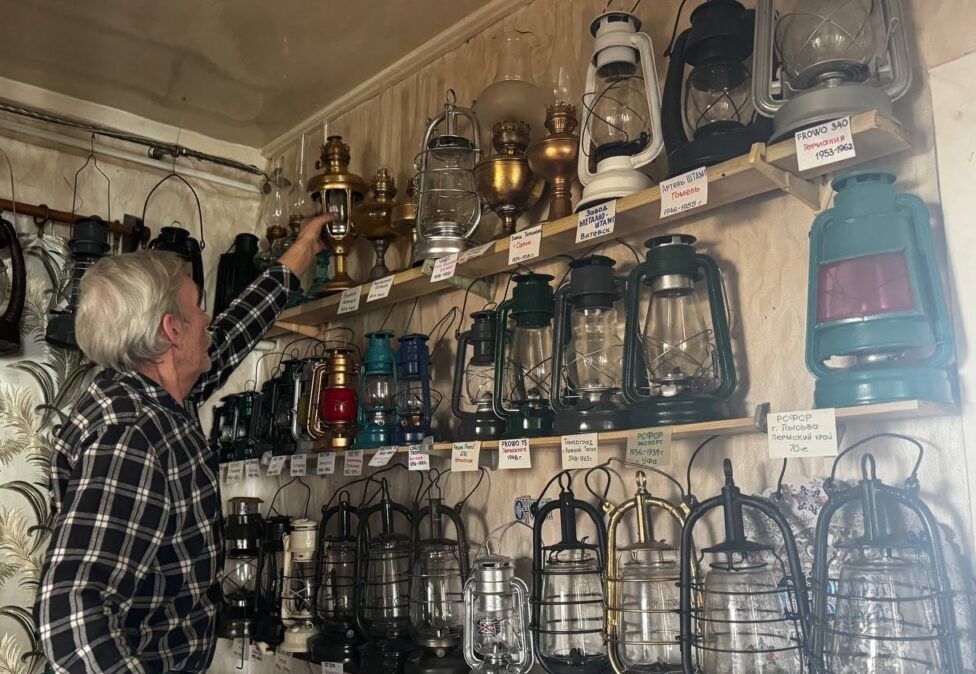 Зачем белорус собирает и зажигает старинные керосиновые лампы