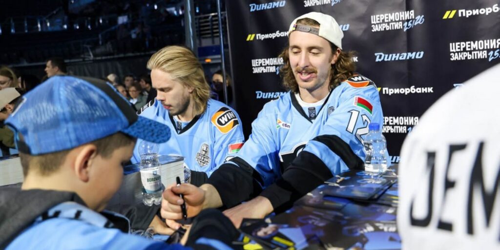 Автограф Пинчука за 470 рублей: фанаты хоккея продают карточки после финала сезона