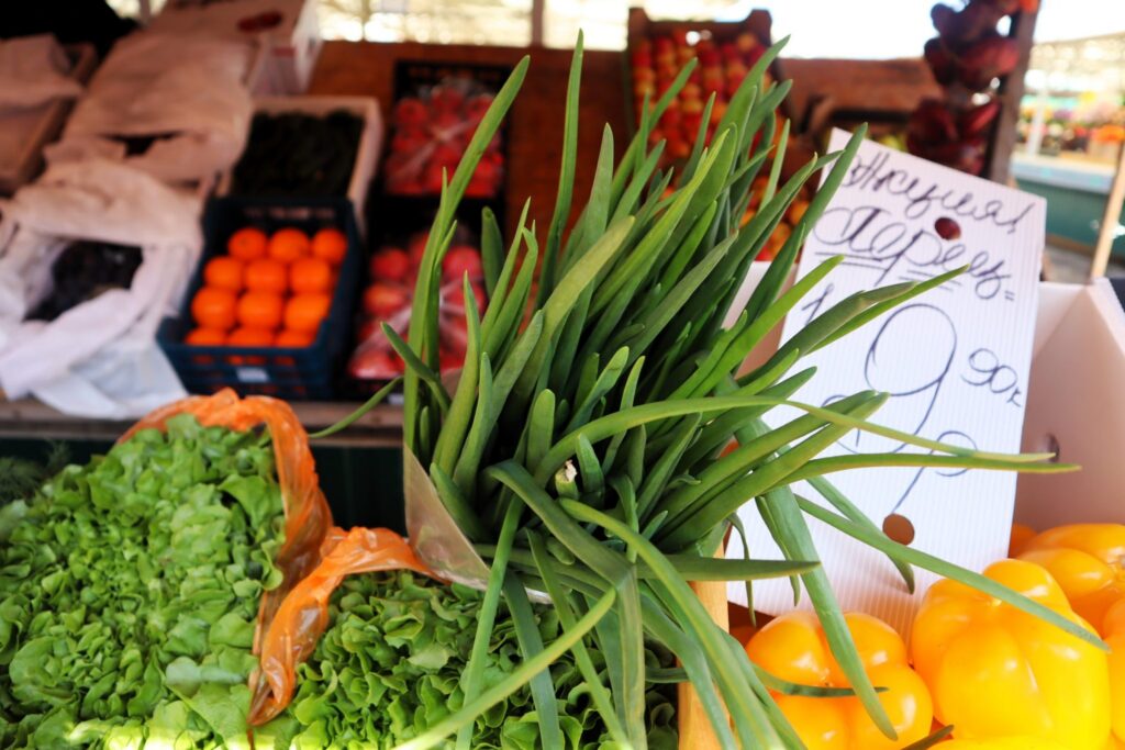Зелёный лук на рынке в Молодечно оказался в два раза дешевле, чем в супермаркете