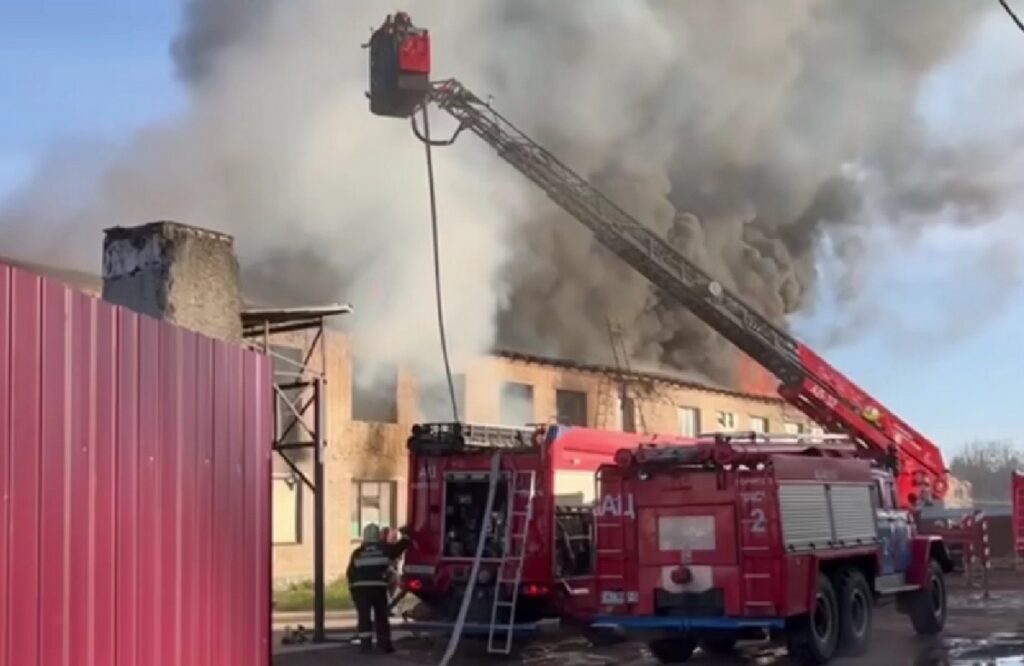Плотный дым и тревожный вызов: в Борисове вспыхнул склад