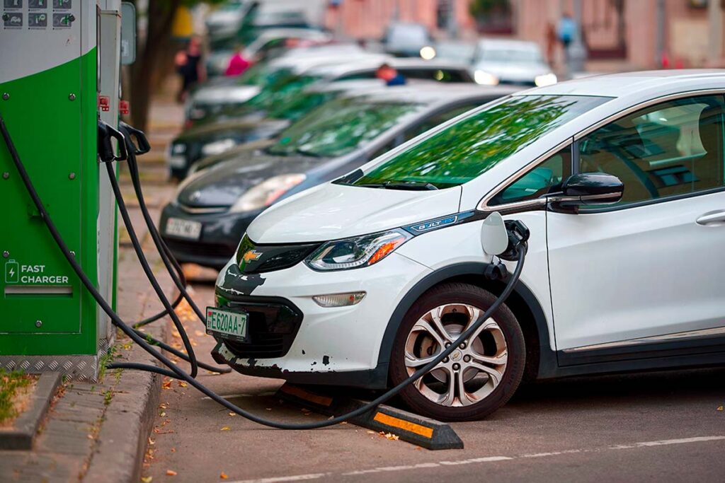 Почему Беларусь переживает бум электромобилей, а Россия остается верна бензину