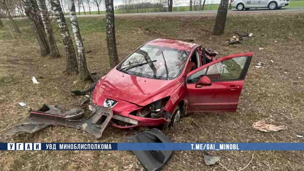 В Солигорском районе женщина на Peugeot врезалась в дерево