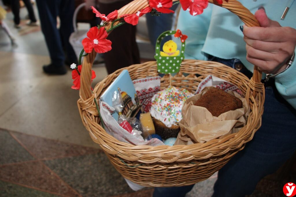 В церкви не освятят алкоголь и деньги – что еще нельзя класть в пасхальную корзину