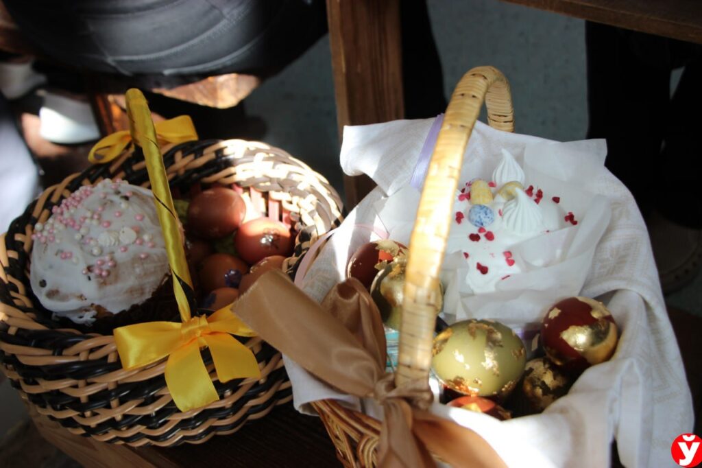 В церкви не освятят алкоголь и деньги – что еще нельзя класть в пасхальную корзину