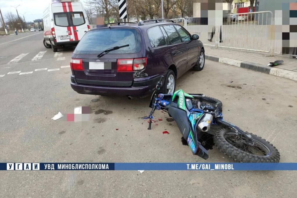 В Пуховичском районе мотоциклист-бесправник врезался в две иномарки и попал в больницу