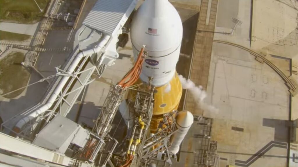 США запустили корабль на лунную орбиту с экипажем на борту