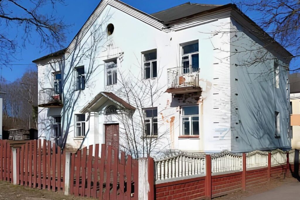 В Людвиново Вилейского района на аукционе продают бывшую начальную школу