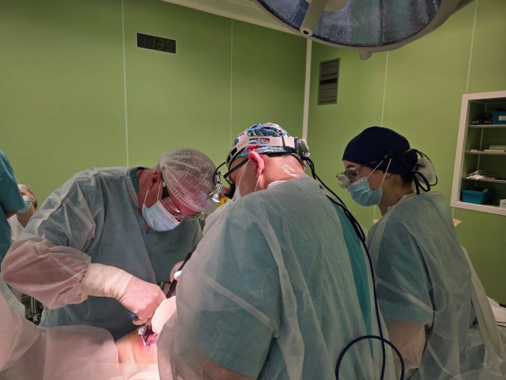 Белорусские врачи удалили агрессивную опухоль с прорастанием в позвоночник у ребёнка