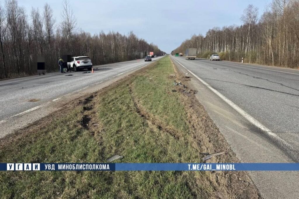 На трассе М-1 в Смолевичском районе фура столкнулась с внедорожником: пострадала женщина