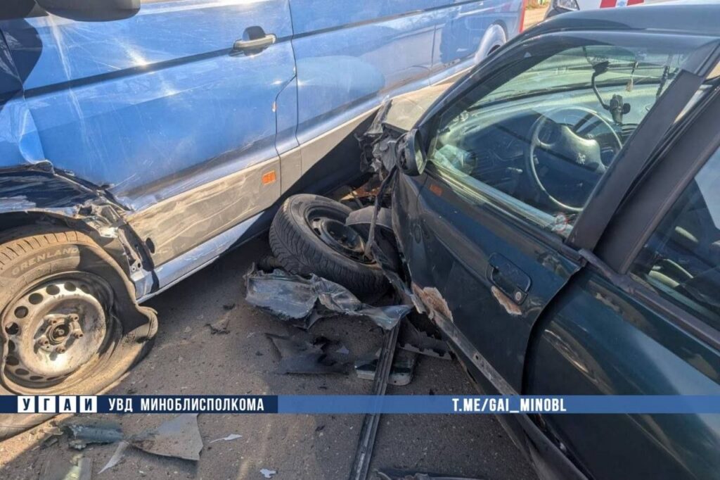 В Червене водитель отвлекся и врезался в автобус: пострадали две женщины