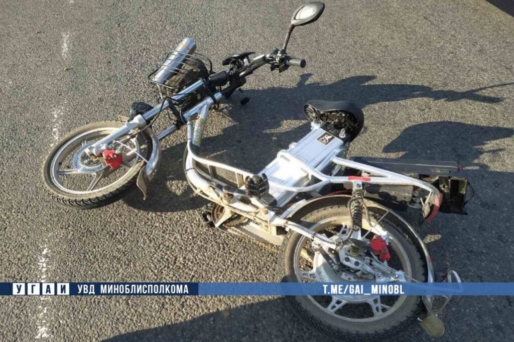 В Несвижском районе мужчина на электровелосипеде столкнулся с минивэном