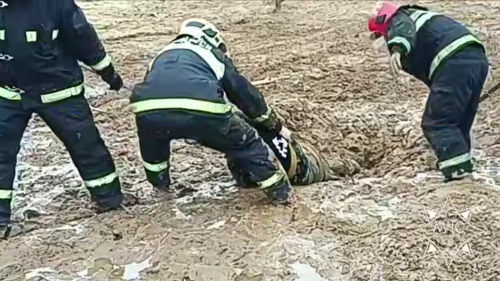 В Борисове подросток застрял в грязи по пояс – его вытаскивали спасатели