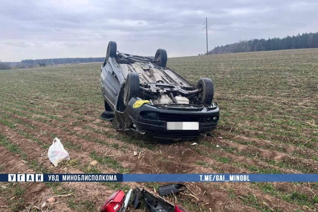 Автомобиль опрокинулся на трассе Минск — Мядель: пострадал 70-летний водитель