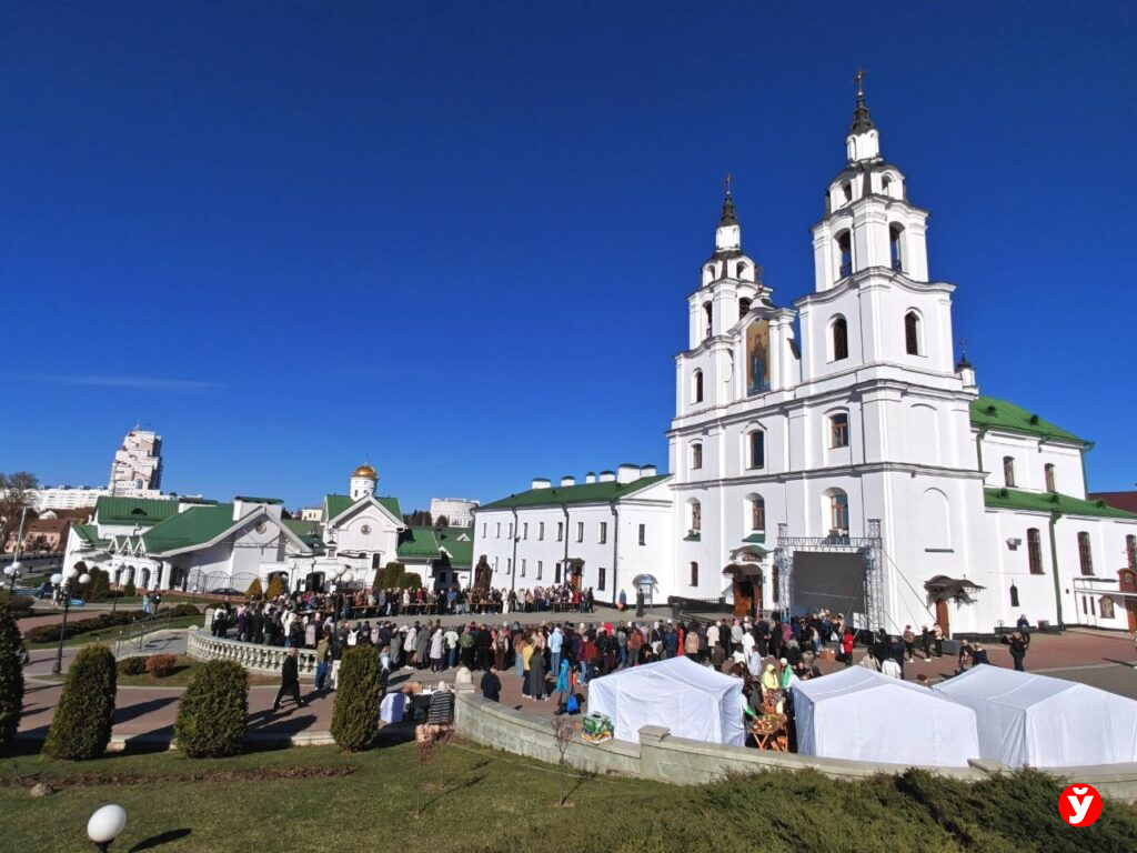 Вербное воскресенье празднуют православные верующие – фотофакт