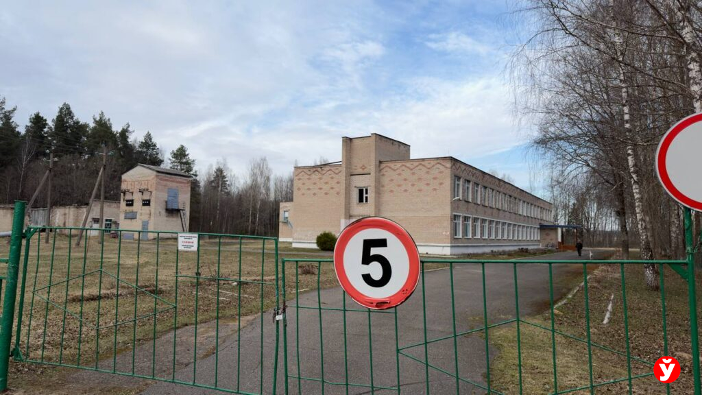 Пять зданий за пять базовых – снижена цена на школу под Крупками, где училась олимпийская чемпионка