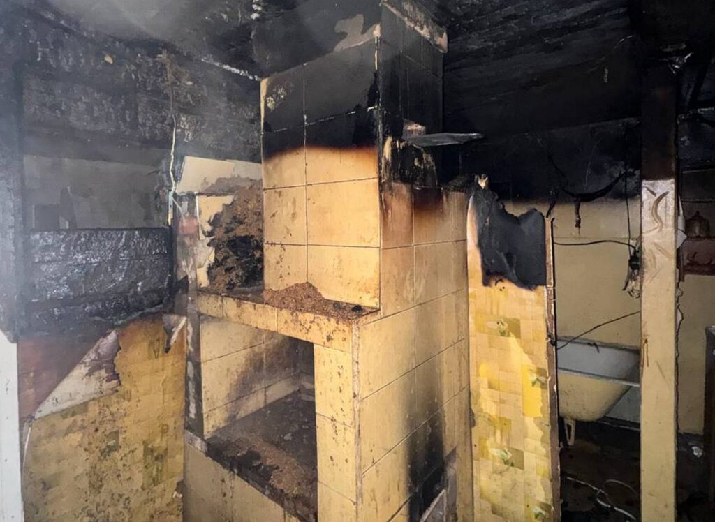 В Логойске горел частный нежилой дом: огонь повредил 15 «квадратов»