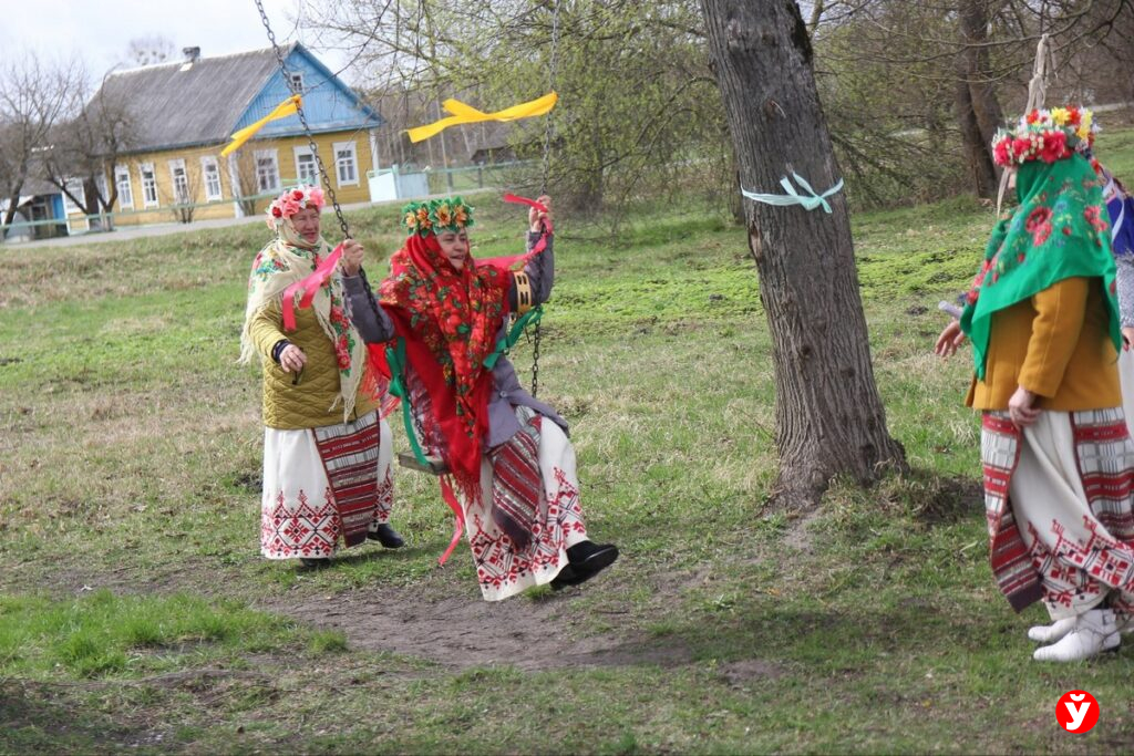 Под Солигорском девушек раскачивали на качелях, чтобы выдать замуж