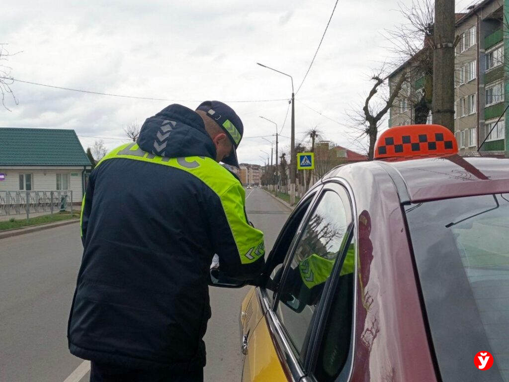 Рейд по такси в Клецке: карточка на скотче, шины-«близнецы» и ИП, который приехал спасать машину