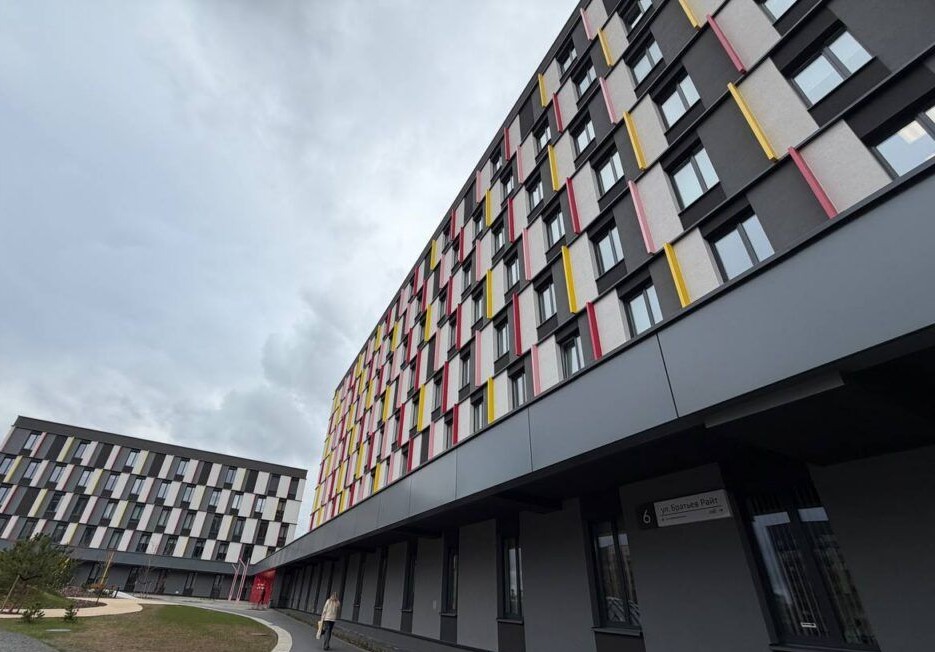 Красиво и современно, но хватает ли врачей? Что происходит в новой поликлинике в Копище