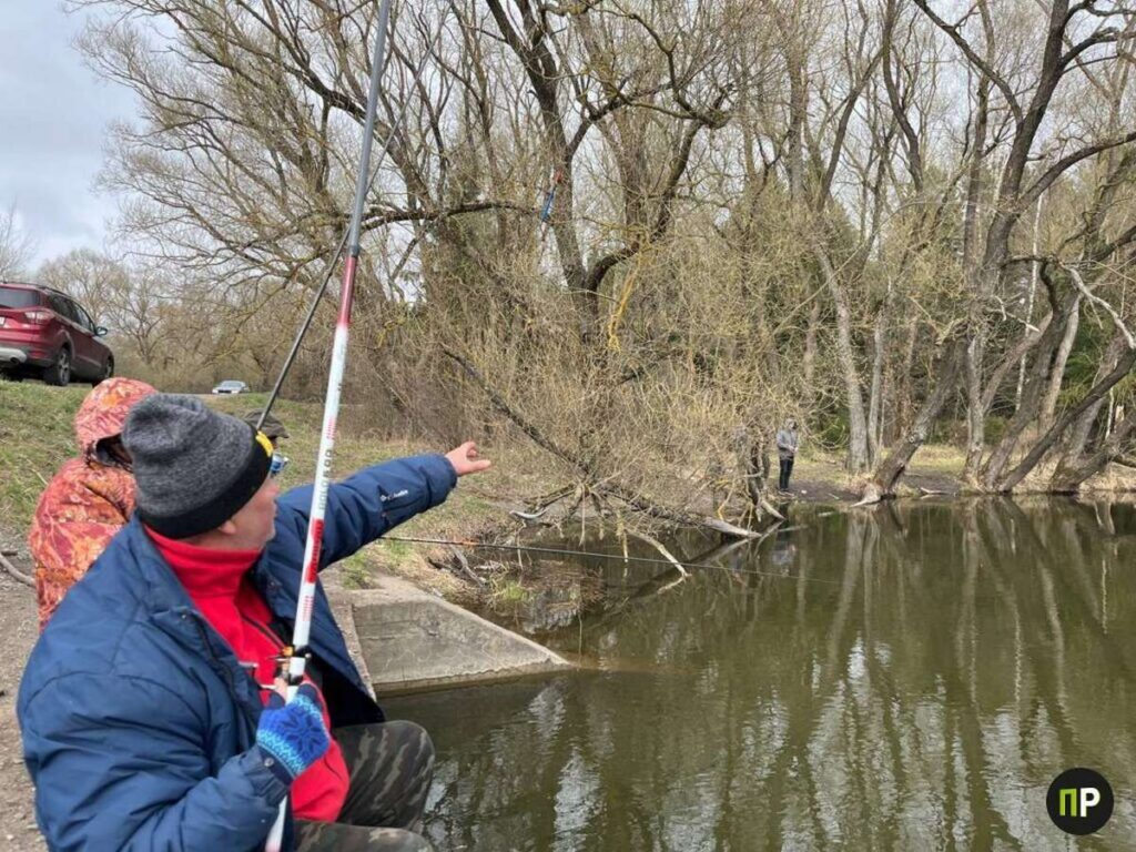 Мост, удочки и никакого интернета. Как ловят рыбу под Ждановичами в апрельский холод