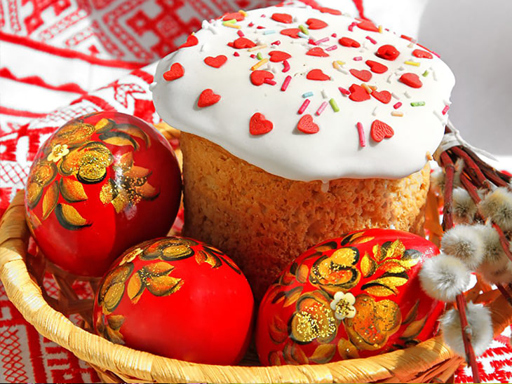 Наклейки с Христом на пасхальных яйцах – это кощунство? Спросили у священника