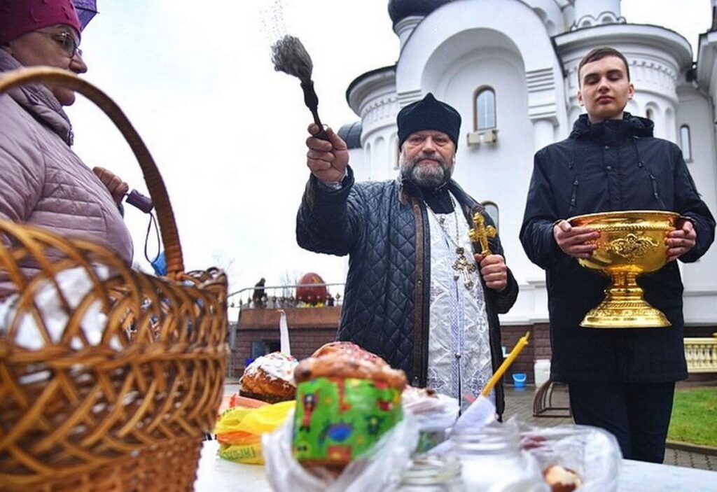 Священник рассказал, можно ли не ходить в церковь на Пасху и не отвечать «Воистину Воскрес»