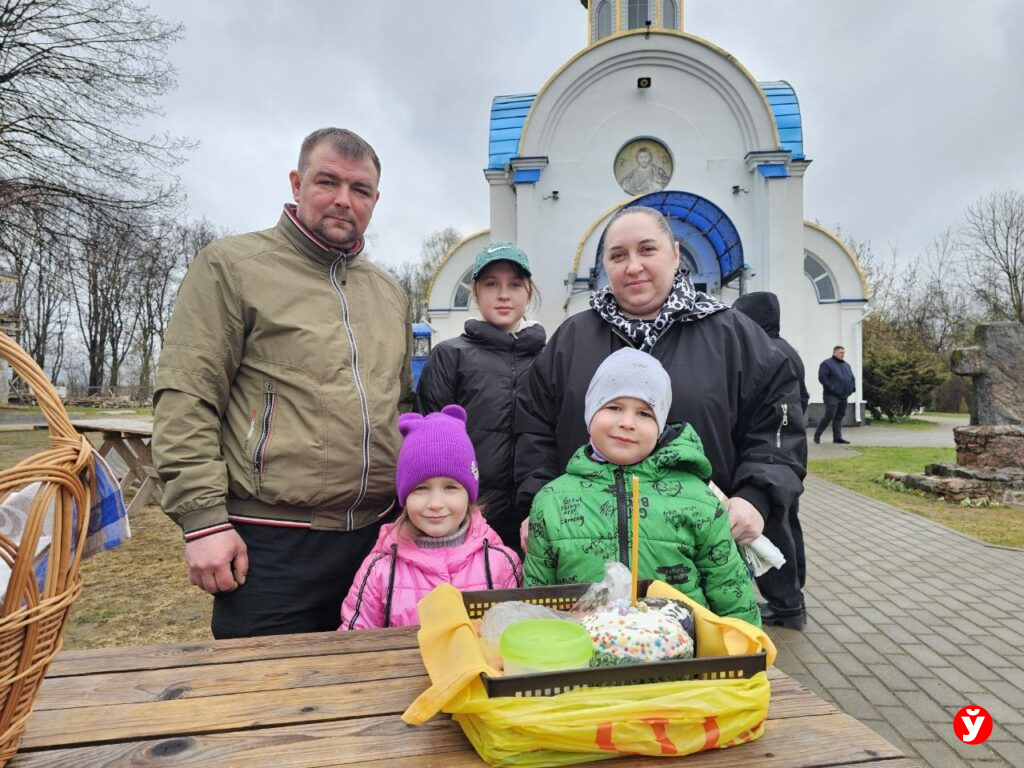 В храме Святой Живоначальной Троицы в Борисове освящают куличи и яйца: репортаж в Великую субботу