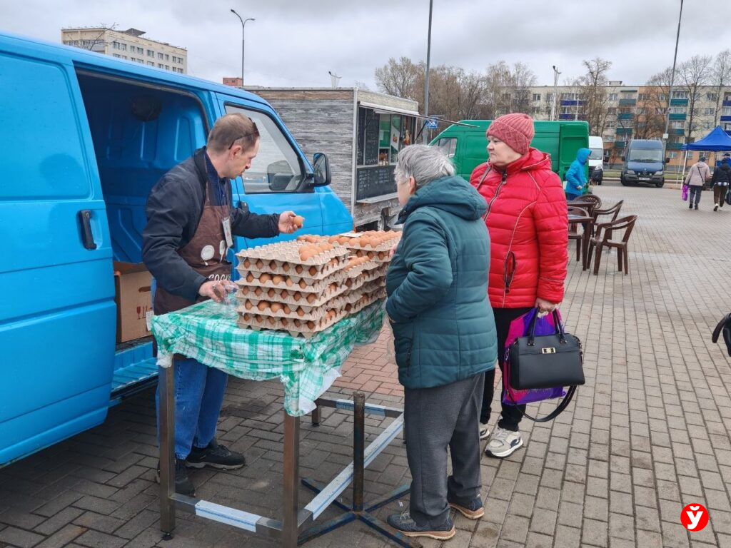 Чем минчане закупались к Пасхе на ярмарке у «Чижовка-Арены»
