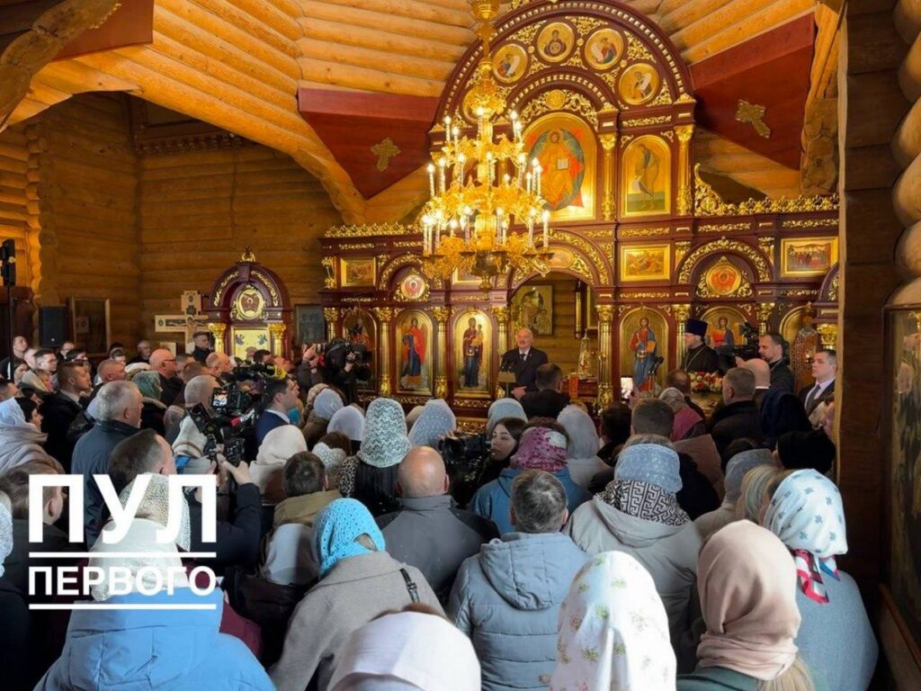 Лукашенко зажег пасхальную свечу в храме Святителея Николая Чудотворца Шкловского района