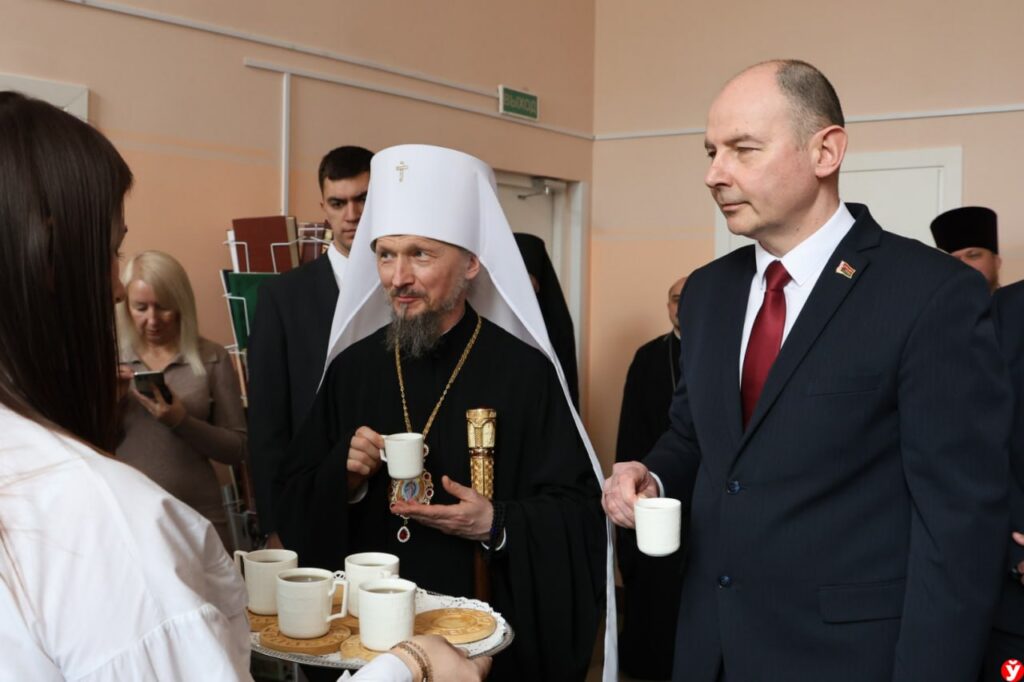 Кушнаренко и Митрополит Вениамин привезли пасхальные подарки подопечным Клецкого ТЦСОН