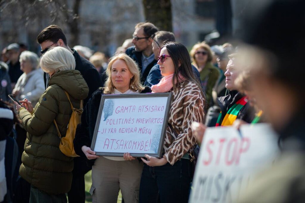 Литовцы вышли на митинг против строительства военного полигона