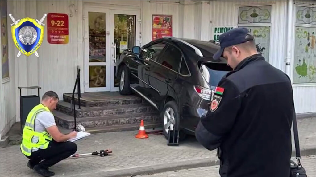 Стали известны подробности о гибели женщины в ДТП на парковке в Молодечно