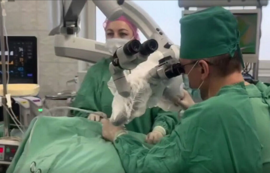 Белорусские врачи впервые провели высокотехнологичную операцию на внутреннем ухе