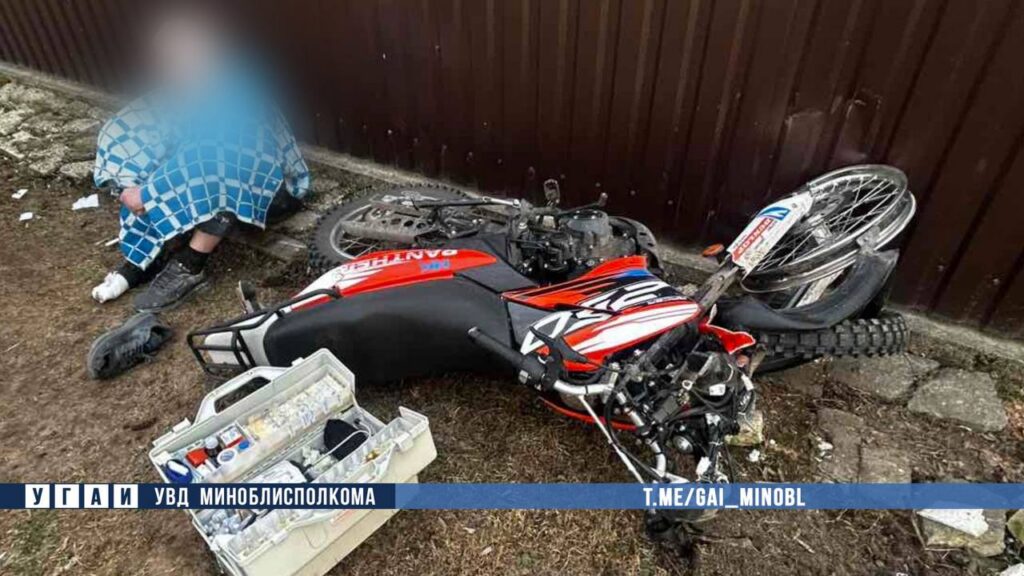 В Пуховичском районе мотоциклист-бесправник врезался в забор жилого дома