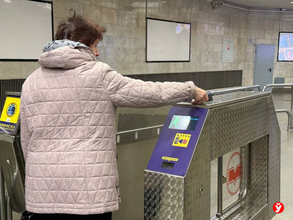 В метро на «Площади Ленина» начали тестировать новый турникет. Что в нём необычного?