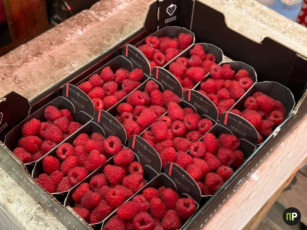 На рынке под Минском малину продают за 300 рублей