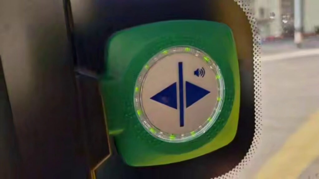 В наземном транспорте Минска появятся кнопки открытия дверей — пассажиры смогут нажимать их сами