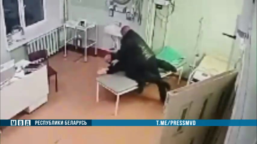 В Шумилино пьяный мужчина нажал на курок, приставив пистолет к голове милиционера – подробности