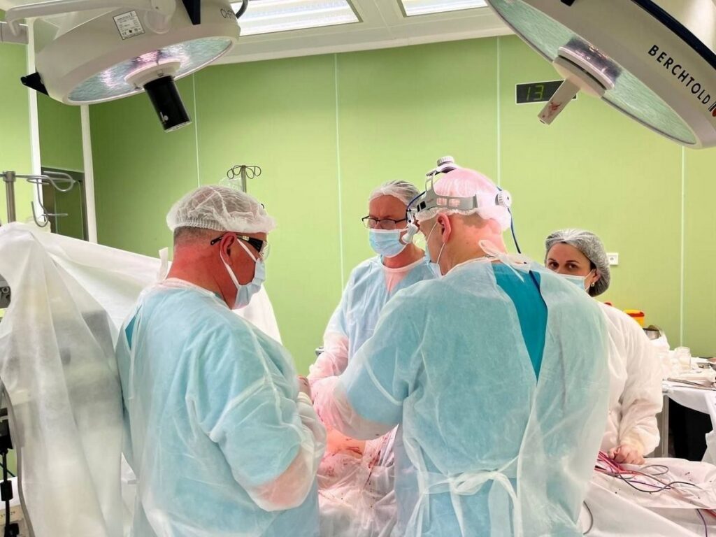 Белорусские хирурги провели сложную семичасовую операцию на позвоночнике ребенку