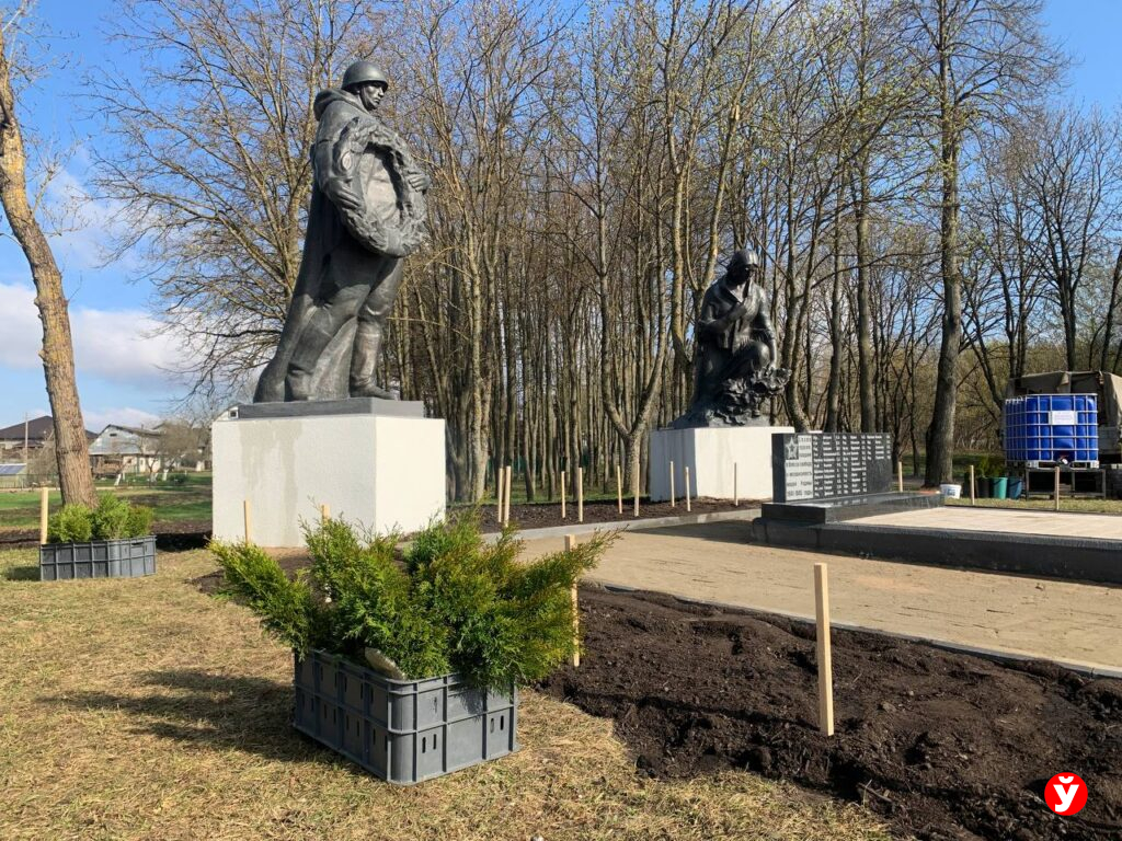 Рабочие перчатки вместо деловых костюмов: Турчин с Правительством поработали на субботнике в Минском районе