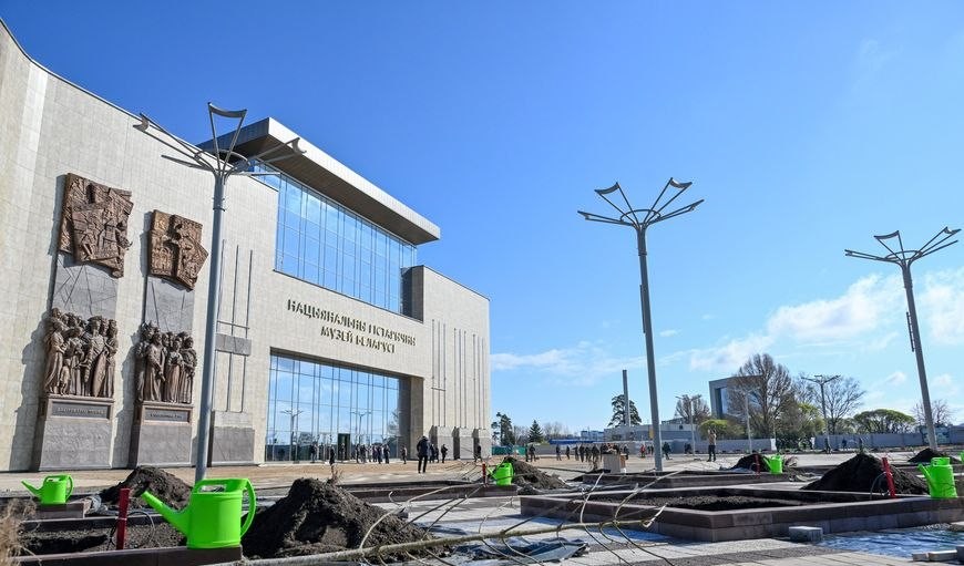 Лукашенко принял участие в субботнике – Президент работает на площадке Национального исторического музея