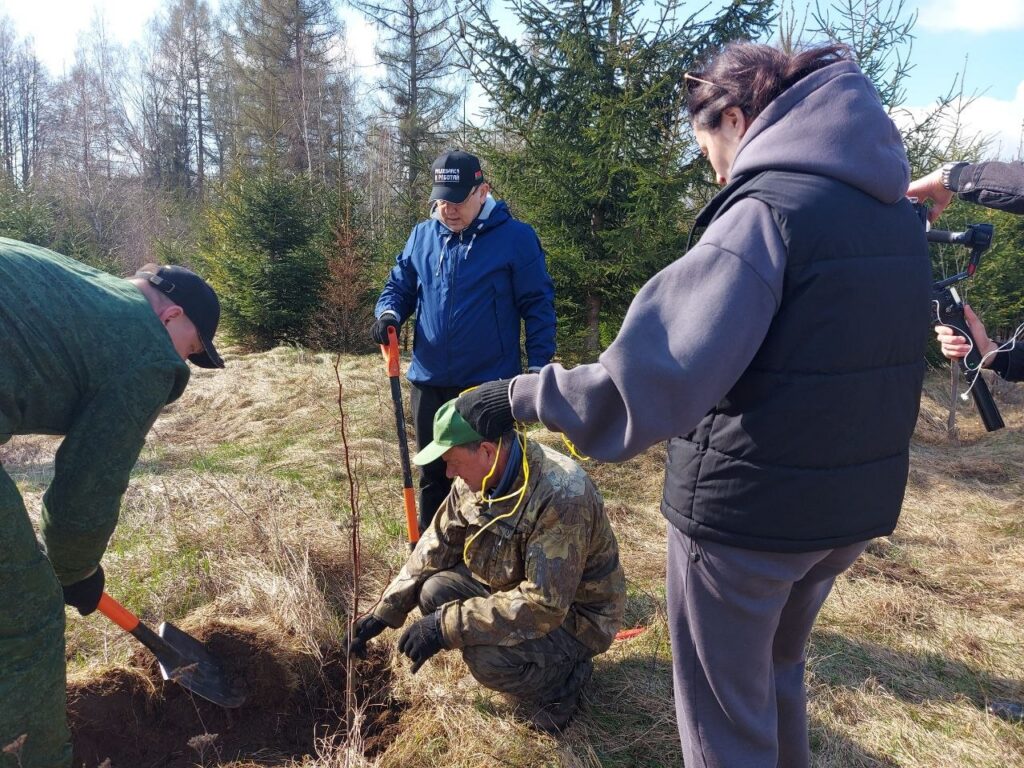 Перцов работает на благоустройстве мемориального комплекса «Литавец» в Дзержинском районе
