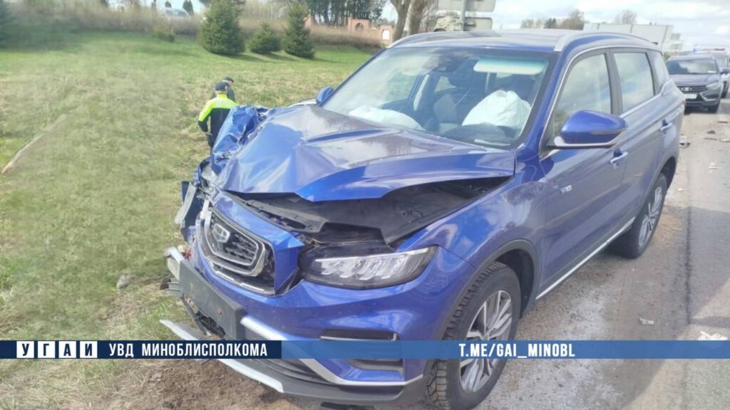 На трассе Р-23 столкнулись Geely и Ford: пострадали ребёнок и пожилой водитель